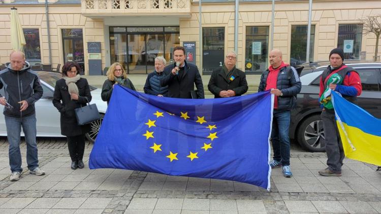 Nico Tippelt auf Hauptmarkt Zwickau mit Ukraine und EU Flagge 